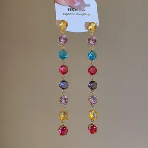 Gros plan de boucles d'oreilles pendantes plaquées or 18 carats avec zircons