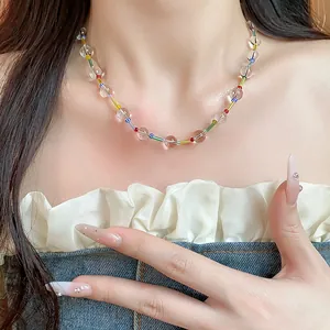 Vue détaillée d'un collier de perles colorées sur un modèle pour un style d'été doux