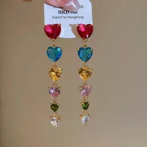 Boucles d'oreilles pendantes plaquées or 18 carats avec six zircons colorés en forme de cœur.