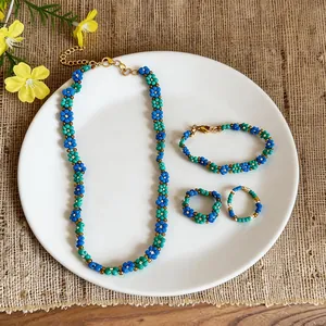 Set di gioielli fatti a mano con fiori in perline di vetro blu e verdi collana anello