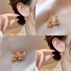 Boucles d'Oreilles Créoles en Cuivre Plaqué Or 14K Strass Fleur pour Femmes Bijoux Floraux Élégant Cadeau