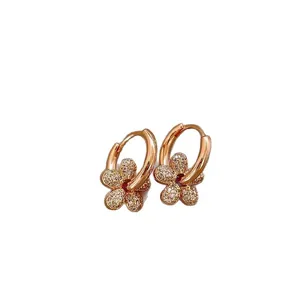 Boucles d'oreilles créoles fleurs plaquées or 14k avec oxydes de zirconium pour femme chic