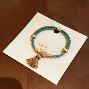Handgefertigtes buntes geflochtenes Armband mit Quaste und Kleeblatt-Anhänger