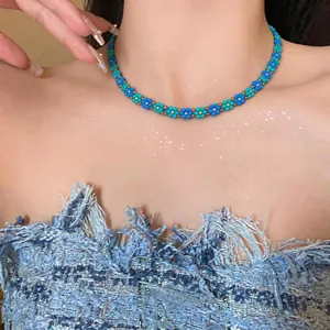 Primo piano di girocollo vintage con perline di vetro a fiori blu su modella