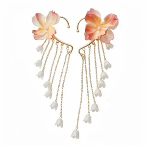 Eleganti ear cuff a fiore in tessuto con nappe di perle e pendenti a mughetto bianco
