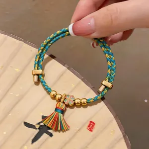 Nahaufnahme eines bunten Drachenbootfest-Armbands mit einer Seidenquaste