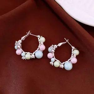 Boucles d'oreilles créoles élégantes avec perles colorées et zircone