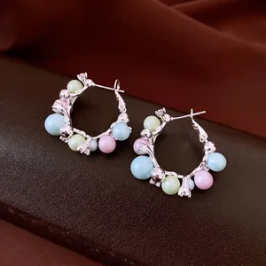 Boucles d'oreilles créoles en argent avec perles colorées et zircons brillants.