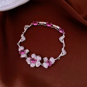 Raffinato bracciale placcato argento con fiori in zirconia rosa su seta marrone