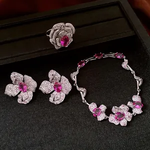 Set di gioielli floreali di lusso placcati in oro 18k con zirconi rosa e cristalli a pavé