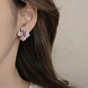 Eleganti orecchini a lobo a fiore placcati oro 18 carati con zirconi rosa