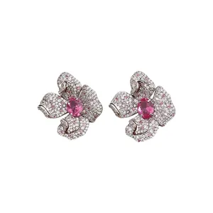 Eleganti orecchini a lobo a fiore placcati oro 18k con scintillanti zirconi rosa e bianchi.