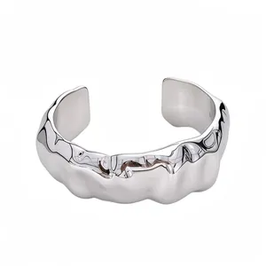 Bracciale a fascia aperta argento lucido con moderna trama increspata e minimal
