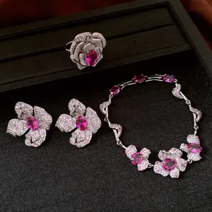 Dettaglio di un set di gioielli di lusso con fiori di zircone rosa, anello e bracciale
