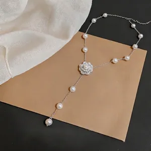 Elegante Kamelien-Halskette mit weißen Perlen und Zirkonia-Akzenten an Silberkette