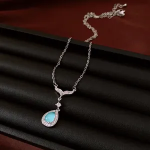 Collier queue de poisson argenté raffiné avec pendentif en pierre goutte bleu clair