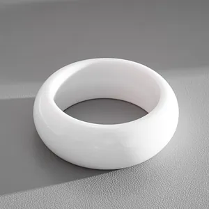 Bracciale rigido in acrilico bianco lucido con un design moderno ed essenziale