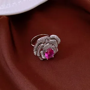 Primo piano di un anello a rosa vintage con zircone rosa e pietre brillanti