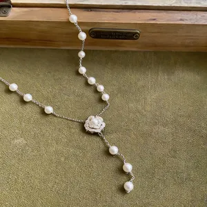 Detailansicht einer eleganten Kamelien-Halskette mit weißen Perlen und Zirkonia-Steinen