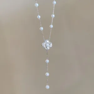 Elegante Perlenkette mit Zirkon-Blumenanhänger in Silber-Finish in einer Nahaufnahme.