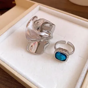 Set di anello in metallo argentato irregolare e anello con gemma blu