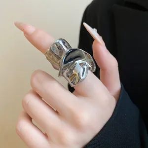 Anello geometrico irregolare in metallo liquido con finitura argento per donne