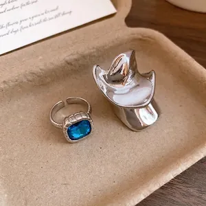 Elegante set di anelli geometrici irregolari in argento con gemma quadrata blu