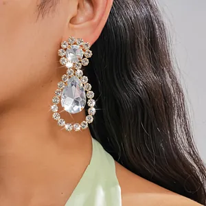 Primo piano dettagliato di orecchini a goccia con strass indossati da una modella