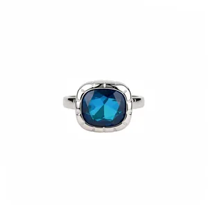 Elegante anello con gemma blu taglio cushion e montatura in metallo argentato