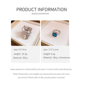 Dettagli prodotto anello metallo argento irregolare e anello strass blu con specifiche