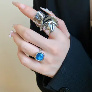 Dettaglio ravvicinato di un anello d'argento intrecciato e anello con gemma blu