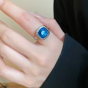 Dettaglio macro di un anello in argento con una grande pietra preziosa blu quadrata
