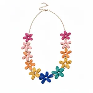 Colorful Bohemian raffia flower necklace for a fresh summer vacation holiday look.