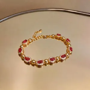 Bracciale in oro di lusso vintage con gemme ovali rosse e alone di cristalli