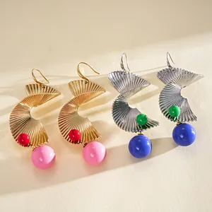 Detailansicht auffälliger spiralförmiger geometrischer Ohrhänger mit bunten Perlen.