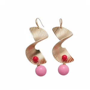 Übertriebene spiralförmige geometrische Ohrhaken mit roten und rosa Perlen in Gold.