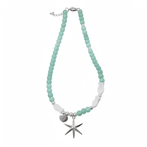 Collier de perles vert menthe avec pendentifs étoile de mer et coquillage de plage