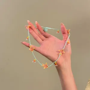 Collana di perle fatta a mano con piccoli pesci colorati e perline di vetro blu
