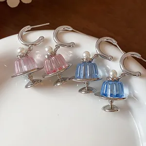 Makroansicht von charmanten rosa und blauen Pudding-Perlen-Ohrringen für Damen