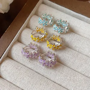 Elegante florale Emaille-Creolen in Hellblau, Gelb und Violett für einen frischen Look