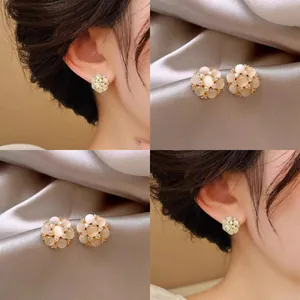 Boucles d'Oreilles Clous Fleur Ajourée en Œil de Chat pour Femmes Incrustées de Zirconia Plaqué Or Bijoux de Créateur