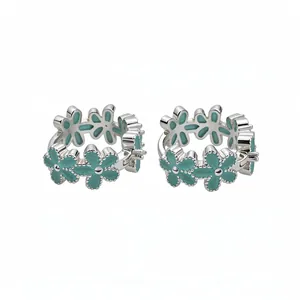 Frische türkisfarbene Emaille-Blumen-Creolen mit Silber-Finish für sommerlichen Modestil