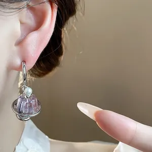 Detailansicht der lila Pudding-Ohrringe mit eleganter Perle und silbernen Akzenten