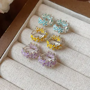Detailansicht bunter Emaille-Blumen-Ohrringe mit Zirkonia-Akzenten in einem Schmucktablett