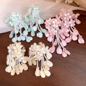 Exquisite handgefertigte rosa und blaue Perlenblumen-Quastenohrringe für den Strandurlaub