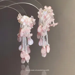 Elegante rosa Blumen-Perlen-Quastenohrringe für einen romantischen Strandurlaub-Stil