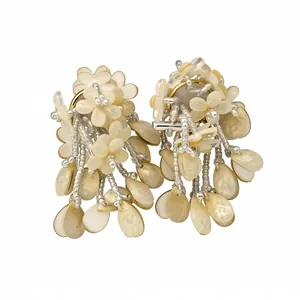 Elegante cremefarbene Blumen-Ohrringe mit Perlen-Quasten für den perfekten Strandurlaub.