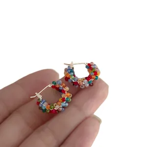 Orecchini a cerchio con perline arcobaleno fatte a mano per accessori estivi