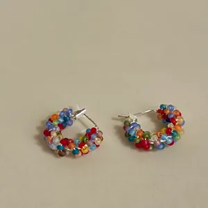Orecchini a cerchio fatti a mano con perline multicolori e finitura argento vivace