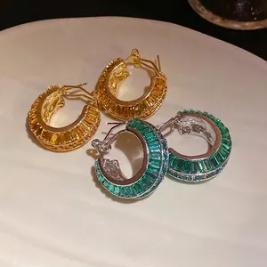 Eleganti orecchini a cerchio vintage a C con zirconi colorati taglio baguette su un piatto